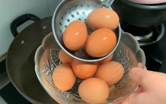 煮鸡蛋：是冷水下锅，还是开水下锅？牢记4点，鸡蛋一碰就脱壳