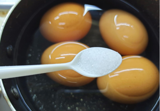 煮鸡蛋：是冷水下锅，还是开水下锅？牢记4点，鸡蛋一碰就脱壳